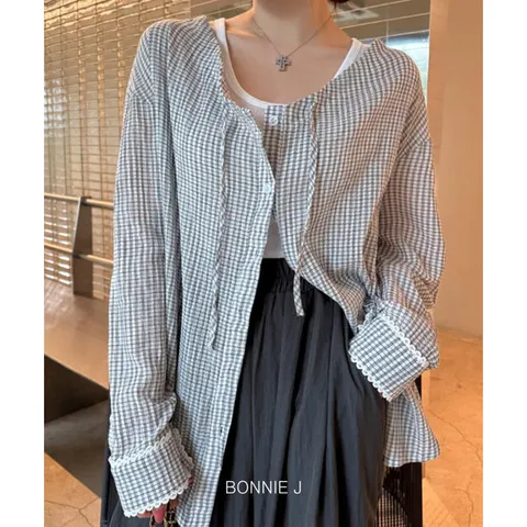보니제이 / 레이스 펀칭 디테일 빈티지 무드 블라우스 넥라인 스