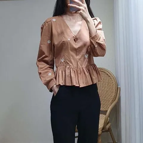 [더폰드] 플라워 자수 퍼프 프릴 블라우스[3컬러]