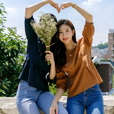 [루이스엔젤] 럽미텐더 허리 핀턱 7부 세미 퍼프 소매 블라우스