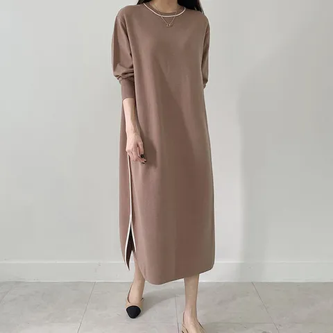 [어반프랑] 바조 배색 니트 루즈핏 옆트임 롱원피스