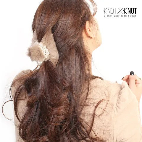 [KNOTXKNOT] 두 가지 스타일로 즐기는 리얼 래빗 퍼 집게핀