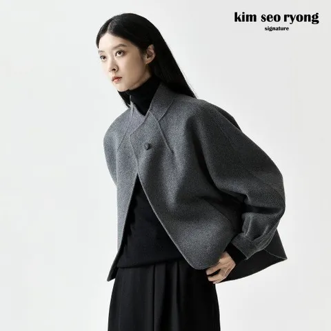 김서룡 25FW 시그니처 울 블렌드 핸드메이드 케이프 코트[런칭 가격139,900원]