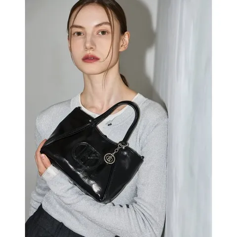 LL[선물포장]블랙 로고배색 가죽 미니토트백 HIWA5F550