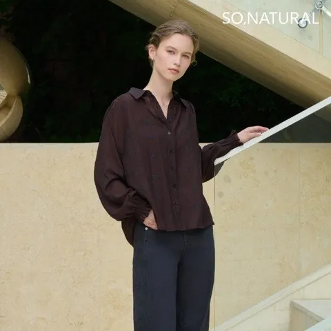 쏘내추럴 26FW 스모킹 자수 블라우스