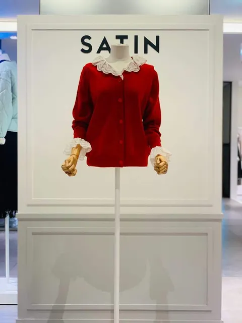 [현대백화점] 샤틴 레이스 포인트 가디건 S221C920