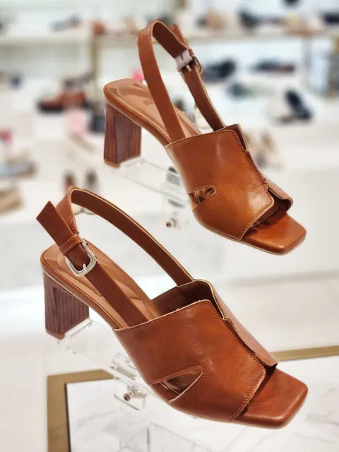 [현대백화점] DAKS 닥스 여성 6.5CM 통굽 무지외반증 가죽샌들 DAD4403 KA34 카멜 +할인쿠폰