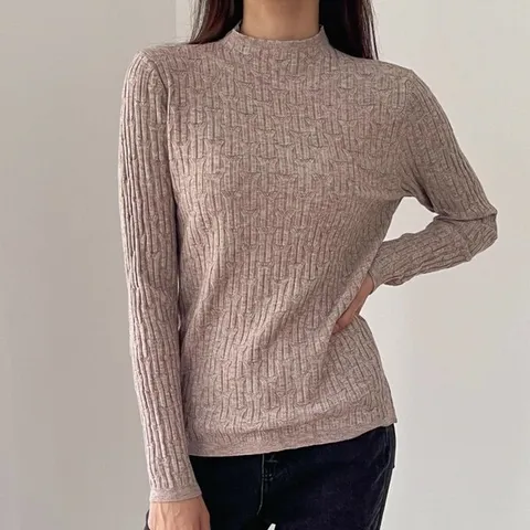 [하프클럽/옷자락]여자 모크넥니트 미색 왕골지 엠보싱 슬림 보라 티셔츠