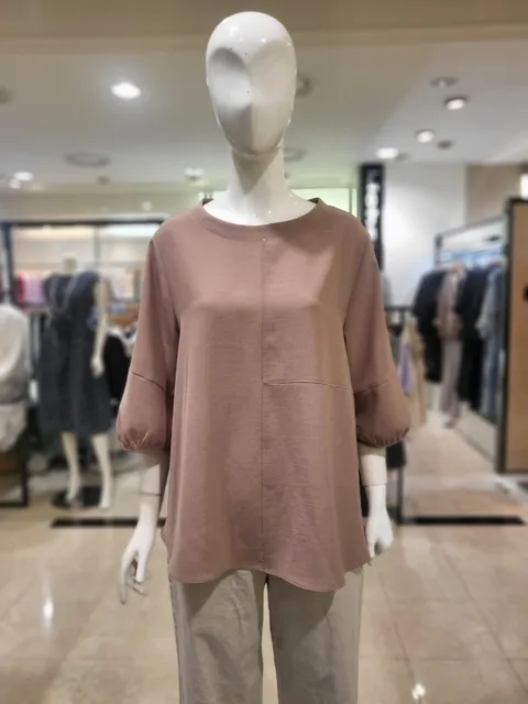 [현대백화점] [메지스] 뒷단추 라운드목선 A라인 블라우스 (YB2WD10BL0)