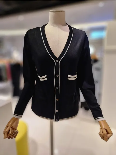 [현대백화점] 샤틴 기본 배색 라인 브이넥 가디건 S241K972