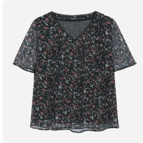 [현대백화점] [써스데이아일랜드](T256MBL171W)잔꽃 패턴 핀턱 V넥 블라우스 +할인쿠폰