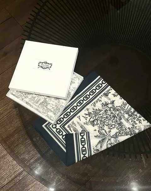 [현대백화점] [헤지스 핸드백] HILG6E531N2 Toile de Jouy 손수건 겸 코튼 스카프 +할인쿠폰(*선물 포장 출고*)