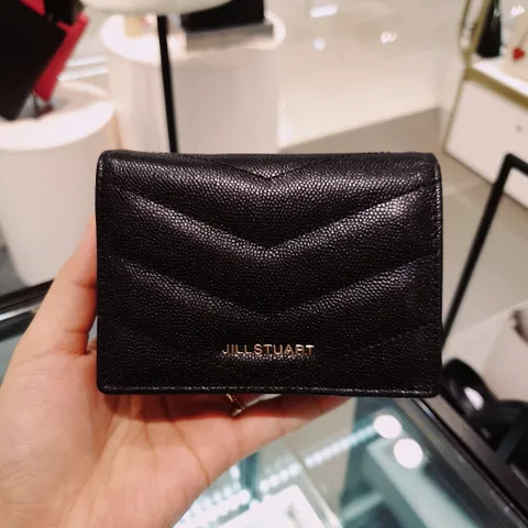 [현대백화점] 질스튜어트 핸드백 블랙 로고장식 퀼팅 소가죽 2단 반지갑 / 명함지갑  (JAWA0F870) +할인쿠폰(*선물포장(BOX리본포장+쇼핑백)배송메모 기재부탁드립니다*)