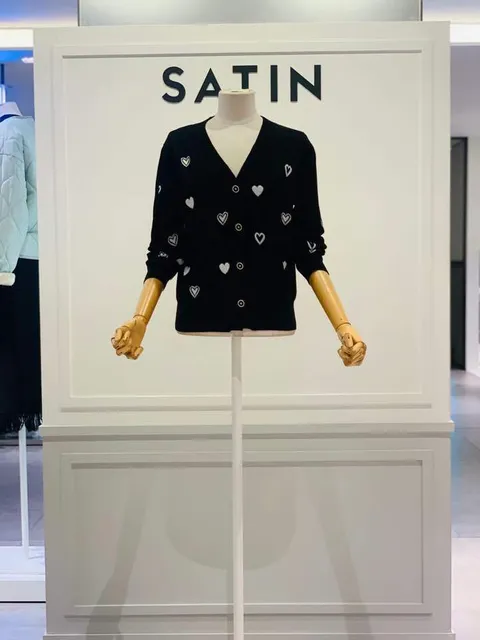 [현대백화점] 샤틴 하트 포인트 니트 가디건 S221C903