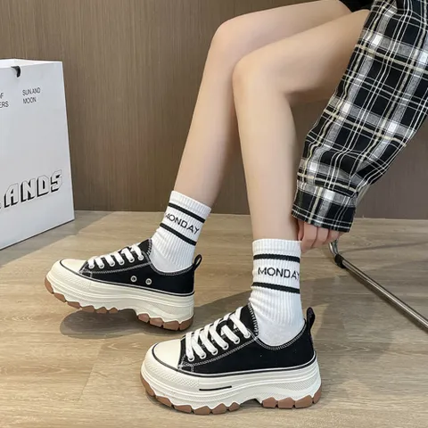 키높이 캔버스 슈즈 화이트 블랙 데일리 코디 통굽