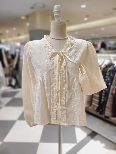 [현대백화점] [이프네] 프릴리본 V넥 퍼프 블라우스 (IQ3WBL05) +할인쿠폰