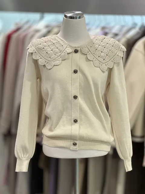 [현대백화점] 어스앤뎀(오버톤) 여성 프릴카라 버튼 니트 (2컬러) OAWG3012 +할인쿠폰