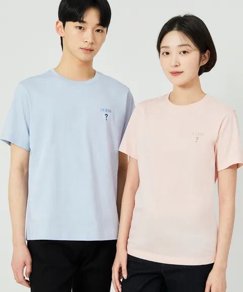 [게스] [ON] 유니 레귤러핏 카멜레온 로고 반팔티 NP2KE404