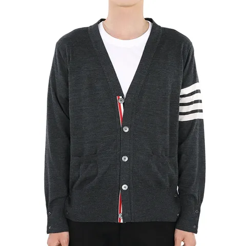[톰브라운] 24 S/S 남성 사선완장 V넥 울 가디건(다크그레이) MKC002A Y1014 022