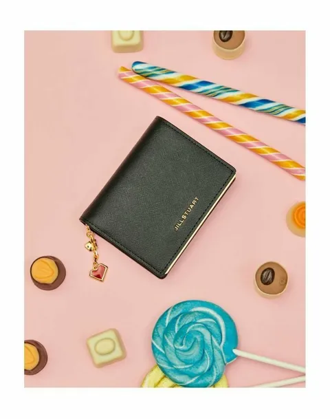 [현대백화점] [질스튜어트 핸드백] JAWA6E055BK [릴리HIGH][지폐수납가능] 블랙 로고장식 소가죽 2단 반지갑 +할인쿠폰(*선물포장(더스트+쇼핑백)배송메모 기재부탁드립니다*)