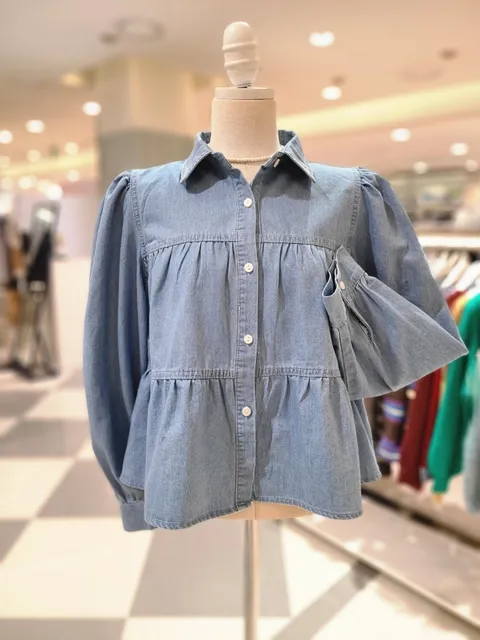 [현대백화점] [이프네] 데님 프릴 캉캉 청 블라우스 (IQ3WBL26) +할인쿠폰