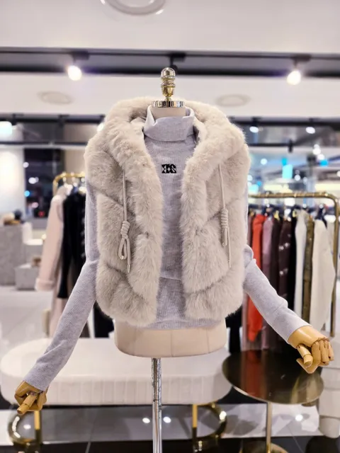 [현대백화점] [에고이스트] EGEQ4FV961 사선 트리밍 페이크 퍼 베스트 (24년 겨울)(구매고객 *패션양말* 사은품 증정 )