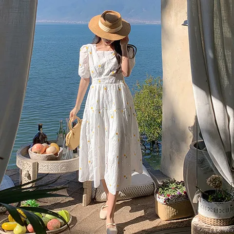 [무드무드] 플랑 스퀘어넥 펀칭 플라워 원피스