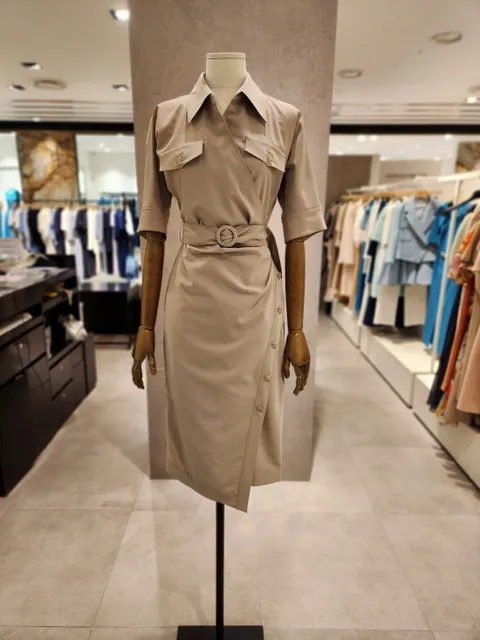 [현대백화점] 지고트 셔링 포인트 카라 원피스 JN4E0OP23