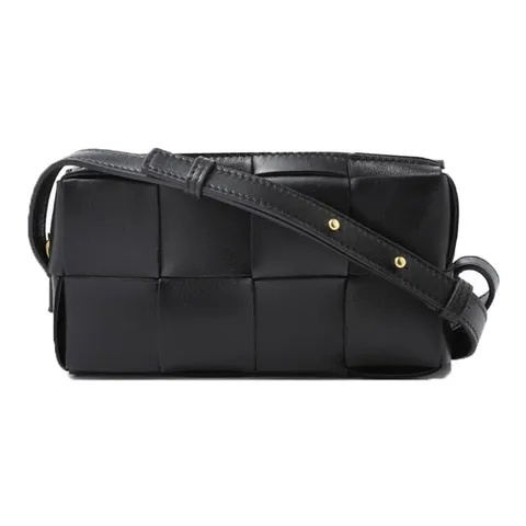 보테가베네타 23FW 인트레치아토 미니 파우치 크로스백 블랙 755031 VCQC4 8425 +할인쿠폰