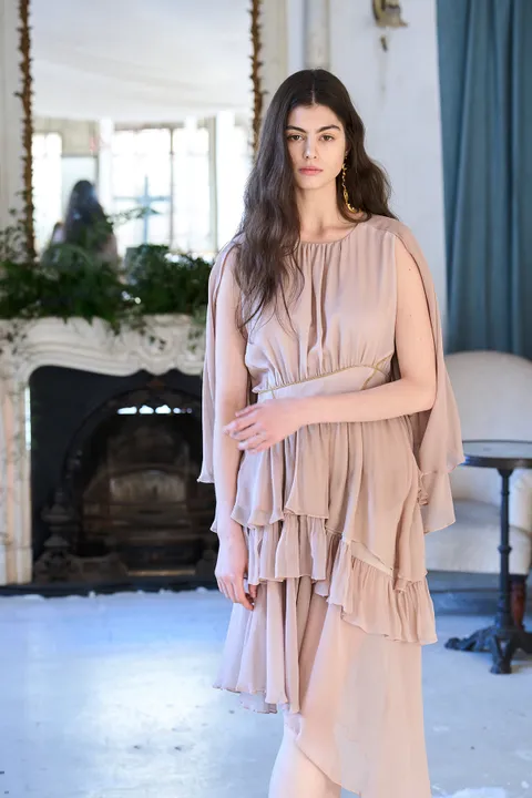 [까이에] 컷아웃 케이프 슬리브 언밸런스 실크 원피스 +할인쿠폰