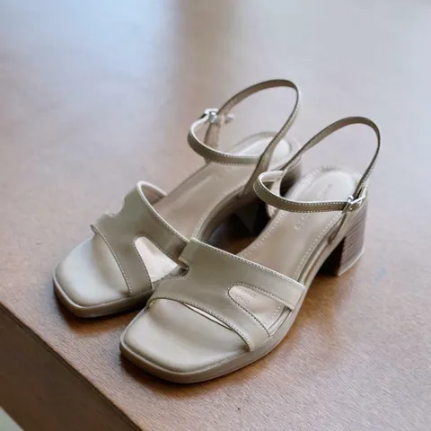 여자 버클 스퀘어 무지컬러 레더 두꺼운굽 SS 샌들 +할인쿠폰