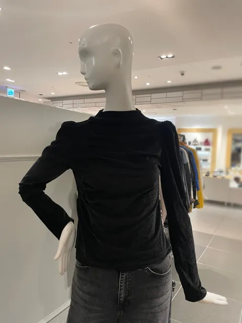 [현대백화점] [르니앤맥코이] 어깨셔링 벨벳 블라우스 (MM12BL402HJY)