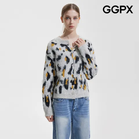 [현대백화점] [GGPX] GP9KG020F 레오파드 노카라 버튼 니트 가디건 +할인쿠폰