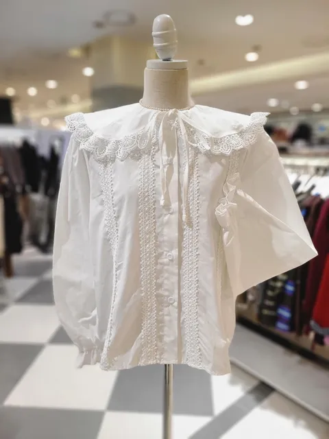 [현대백화점] [이프네] 레이스 리본 빅카라 프릴 블라우스 (IQ3WBL28) +할인쿠폰