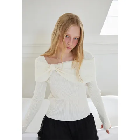 [현대백화점] [에고이스트] ER4OKL05 오프숄더 로즈코사지 니트탑 (25년 겨울)(구매고객*진주 머리끈* 사은품증정)