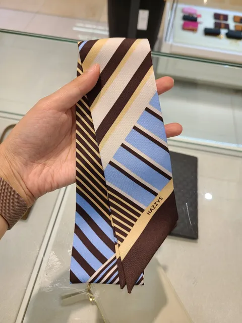 [현대백화점] [헤지스 핸드백] [HIMU2E813]  블루 스트라이프 실크 스카프  +할인쿠폰(*선물 포장 출고*)