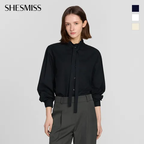 [본사공식] 쉬즈미스 프릴넥 타이 블라우스_SWWBLP11050 +할인쿠폰