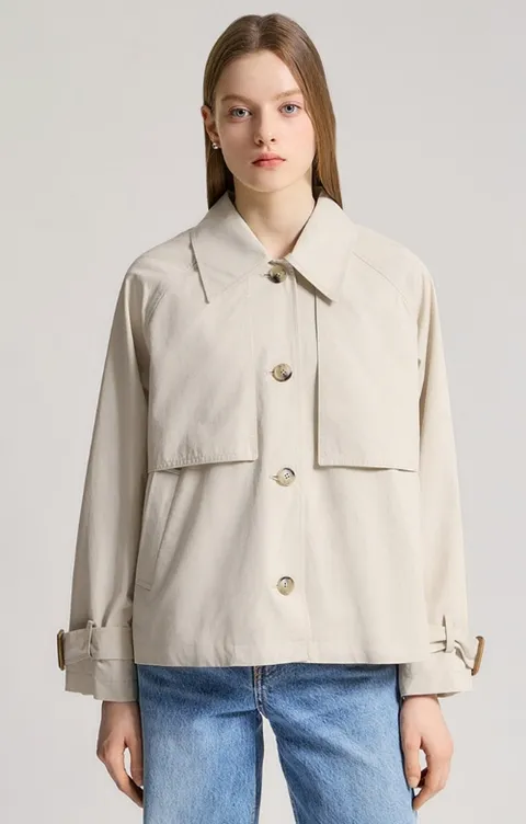 [현대백화점] 시스티나 더블 플랩 숏 트렌치코트 AWWBYO11010