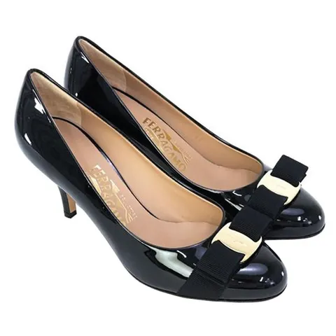 페라가모 23FW CARLA 70 유광 펌프스힐 블랙 0574563