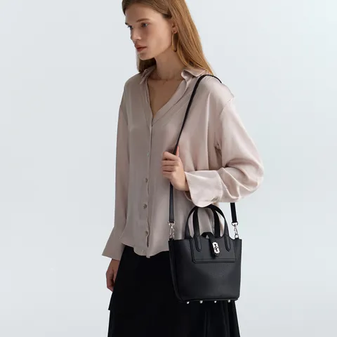 [현대백화점] [vunque]Festone Pila Leather Bucket S (페스토네 필라 레더 버켓 스몰) Black +할인쿠폰