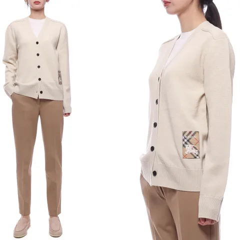 [버버리] 25SS 여성 체크 라벨 울 가디건 (8102690 NUTMEG 25S) +할인쿠폰