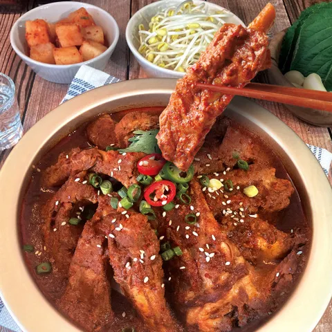 밥앤고 매콤 등갈비찜 밀키트 900g 매운 양념 갈비 쪽갈비 돼지갈비찜, 900g, 3개