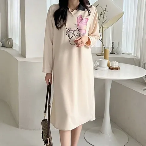 [애슬릿] 중년 여성 나비 레터링 카라 원피스