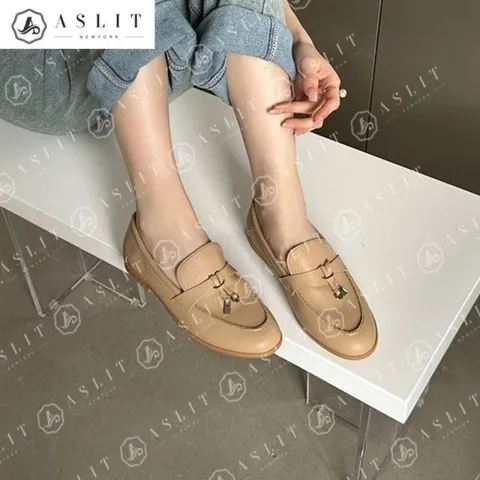 [애슬릿] 메달 참 장식 캐주얼 베이직 여성 로퍼