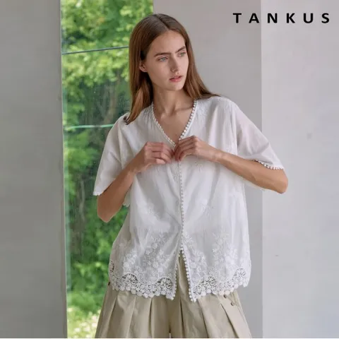 정상가:59,000원 ㅣ 플라워 레이스 브이넥 버튼 반팔 블라우스 (TX2BL042L0)