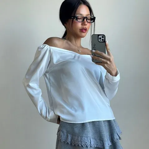 [하프클럽/신상오픈런]오프숄더블라우스 흰남방 슬림 세미크롭 광택