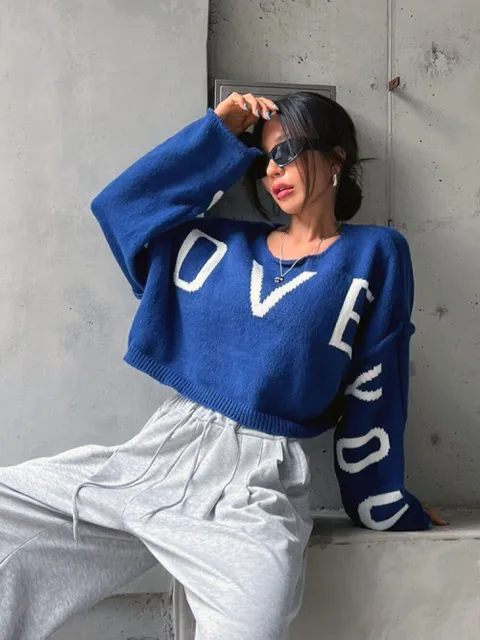 [브리치]  / LOVE 루즈 오버 핏 가오리 크롭 브이넥 니트 티