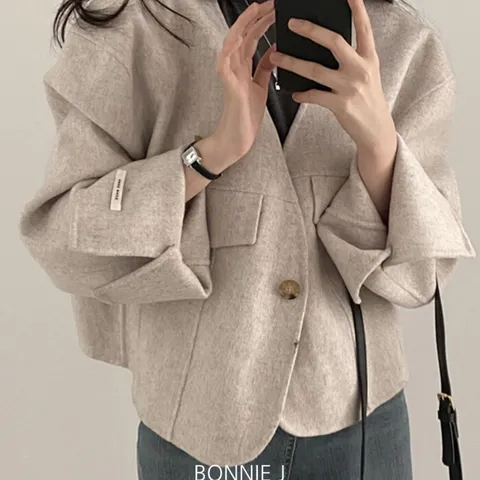 [브리치] 보니제이 / 절개 라인 노카라 롤업소매 가오리핏 하프 크롭 코트