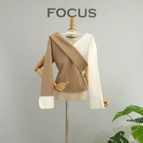 22FS2A9BL5665_배색 브이넥 오프숄더 블라우스