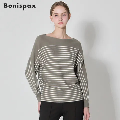 가오리핏 입술넥 니트