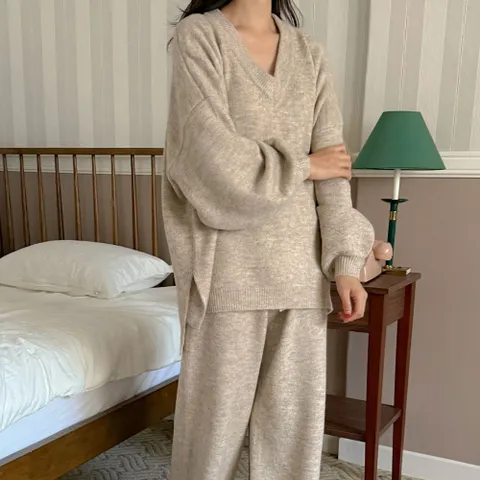 여성 루즈핏 언발 브이넥 티셔츠와 와이드 바지 세트